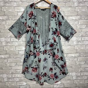Star Scene Women's Medium Cold Shoulder Floral Kimono Lace Detailing LIKE NEW